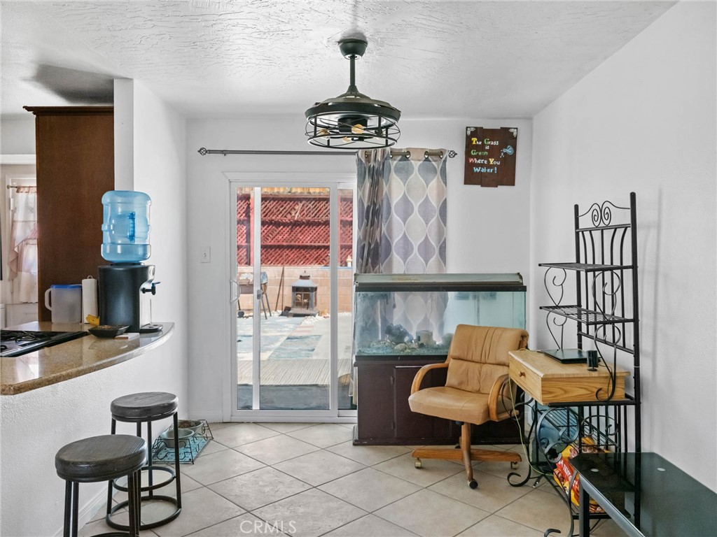 https://media.crmls.org/medias/e4901b9a-f707-4a8d-a9ed-09cd6ebe0c0b.jpg?preset=X-Large