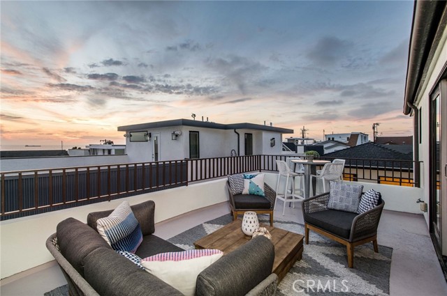 Spectacular ocean views and sunsets on this deck.