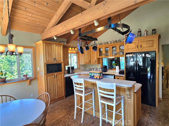 943 Grass Valley Road, Lake Arrowhead CA: https://media.crmls.org/medias/e4955412-ccc9-4cd0-a179-c97a61a24500.jpg
