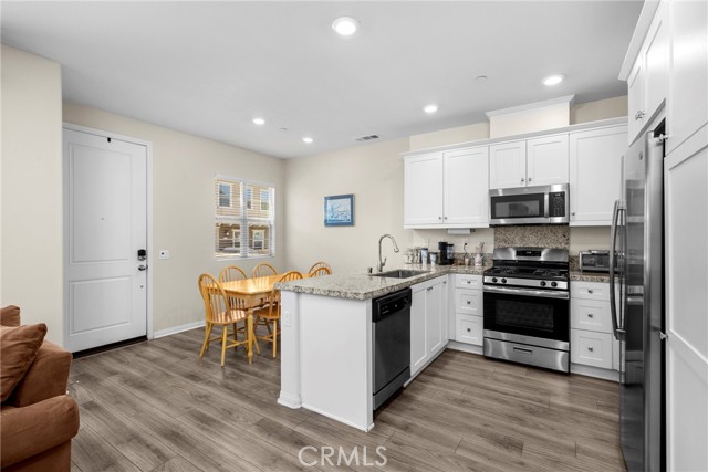 Detail Gallery Image 9 of 27 For 22886 Concord, Saugus,  CA 91350 - 2 Beds | 2/1 Baths