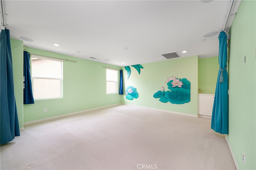 https://media.crmls.org/medias/e4975102-ebf0-4aeb-97fc-06e7406b8114.jpg?preset=X-Large