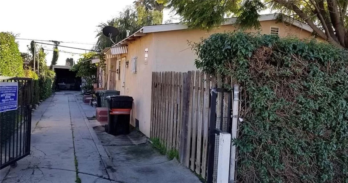 Good income producing property in Unincorporated Los Angeles County. Four spacious 1bd/1bth units. Tenants are month to month. Good potential for increased rents.