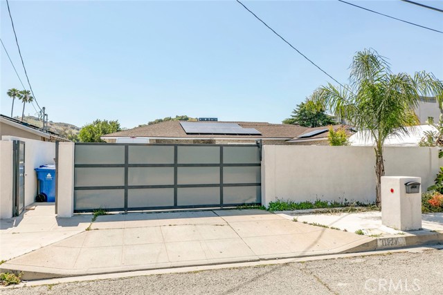 11024 Peoria Street, Sun Valley CA: https://media.crmls.org/medias/e497badc-96e6-4e9f-9ef4-649af2d00f18.jpg