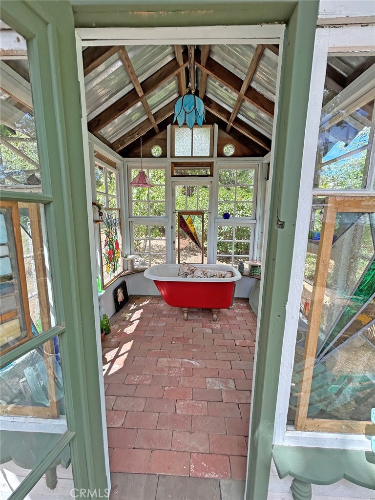 https://media.crmls.org/medias/e49a09a7-a93d-46ba-b87f-e758ab818a2f.jpg?preset=X-Large
