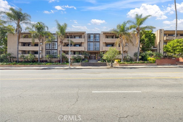 17000 Burbank Boulevard, Encino CA: https://media.crmls.org/medias/e49c894e-73fb-4fc6-abf7-caf927ec1f41.jpg