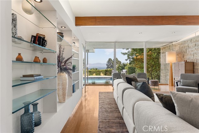 Detail Gallery Image 9 of 42 For 3511 Stonehill Pl, Sherman Oaks,  CA 91423 - 5 Beds | 3 Baths