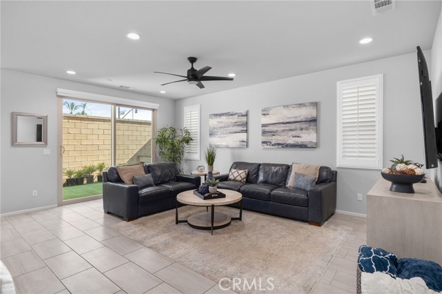 16076 Pesaro Lane, Fontana CA: https://media.crmls.org/medias/e49d979d-2f1d-4ae4-a17e-4860cb997d2b.jpg