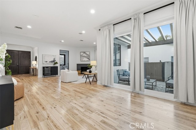 22953 Oxnard Street, Woodland Hills CA: https://media.crmls.org/medias/e49ed750-1bda-4f52-b36c-7c4c2c775bec.jpg