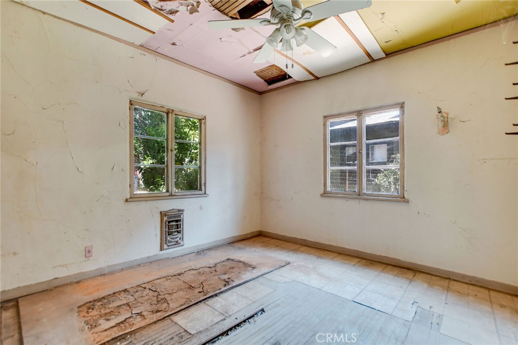 https://media.crmls.org/medias/e4a0586d-0756-41c5-a5f7-2d244518d0a5.jpg?preset=X-Large