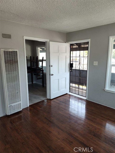 Detail Gallery Image 3 of 10 For 5411 Myrtle Ave #6,  Long Beach,  CA 90805 - 1 Beds | 1 Baths