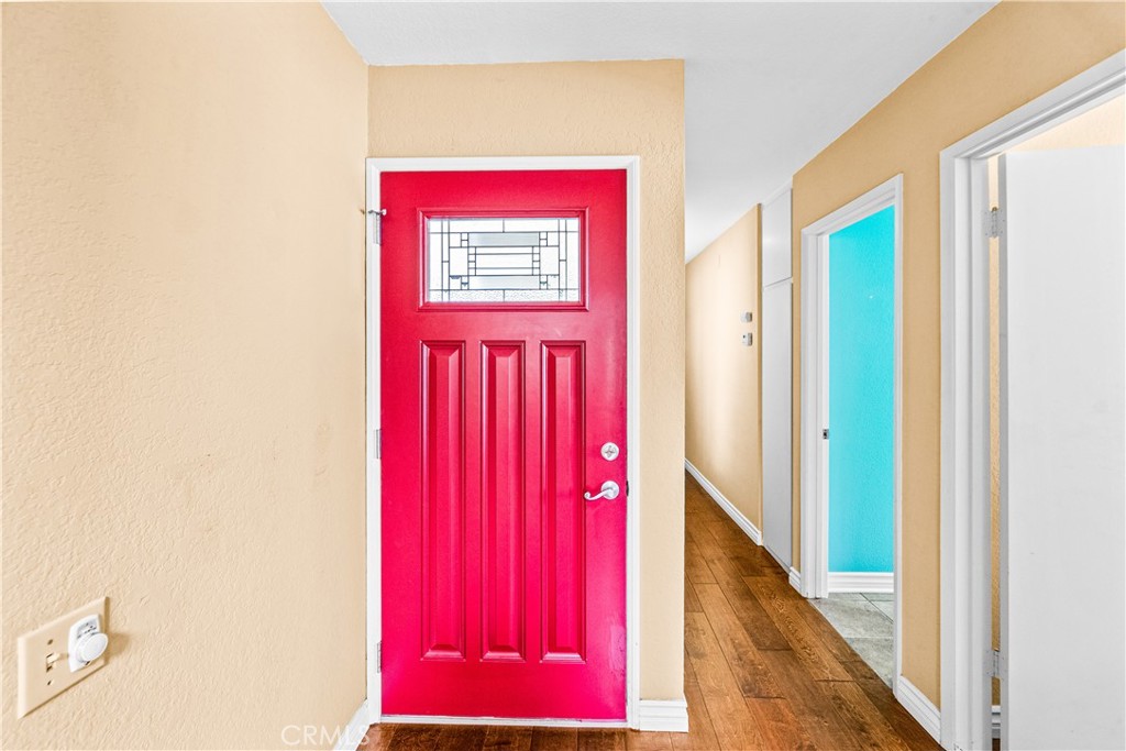https://media.crmls.org/medias/e4a42e41-c72e-4ec3-a826-0dc53ba688f1.jpg?preset=X-Large