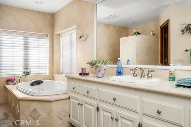 dual sinks and large soaking tub