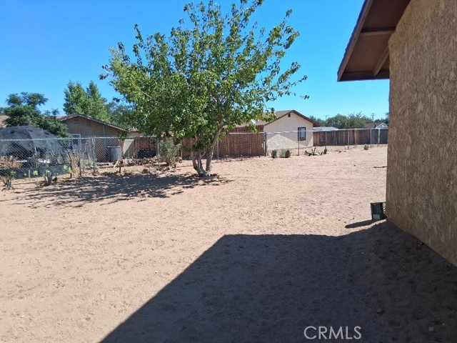 10706 Margie Place, Adelanto CA: https://media.crmls.org/medias/e4a52ab0-4ea7-4926-a111-5b3510c8eeb6.jpg