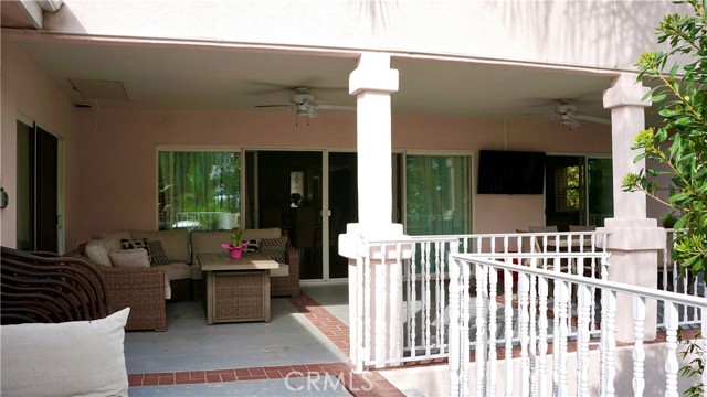 925 Sherlock Dr, Burbank CA: https://media.crmls.org/medias/e4a73023-c0c3-478b-9428-2406e3c40a5a.jpg