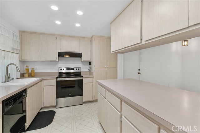 2797 Persimmon Place, Riverside CA: https://media.crmls.org/medias/e4a77b5b-f96b-4672-acc8-6f380007f18e.jpg