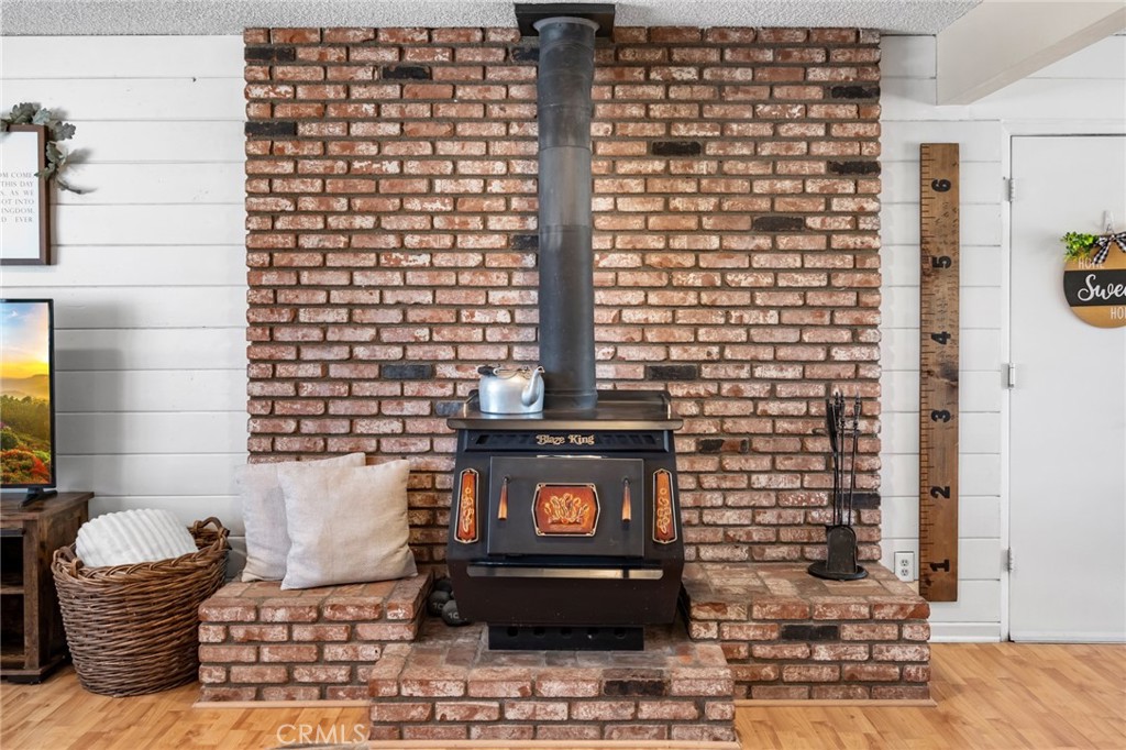 https://media.crmls.org/medias/e4a7f542-8f58-497f-bf09-ba0b0a3a78bd.jpg?preset=X-Large