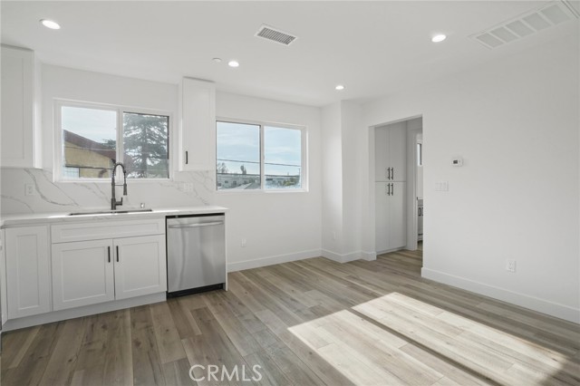 13906 1/2 Hamlin Street, Van Nuys CA: https://media.crmls.org/medias/e4a8268a-92c3-41a8-972c-0bb4c917bb1f.jpg