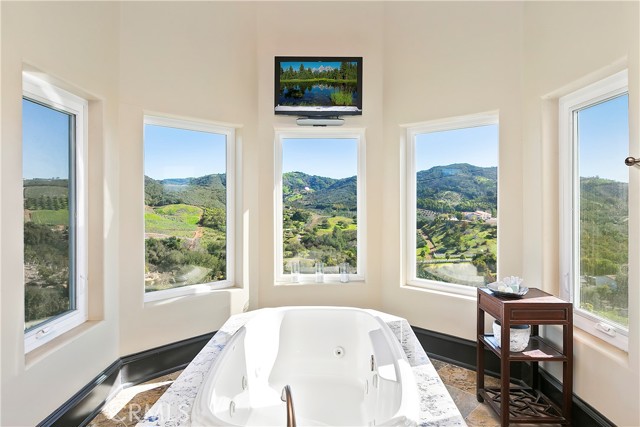 46366 Sandia Creek Drive, Temecula CA: https://media.crmls.org/medias/e4a9ea04-7018-46cf-b4f4-2d4d0f7354a3.jpg