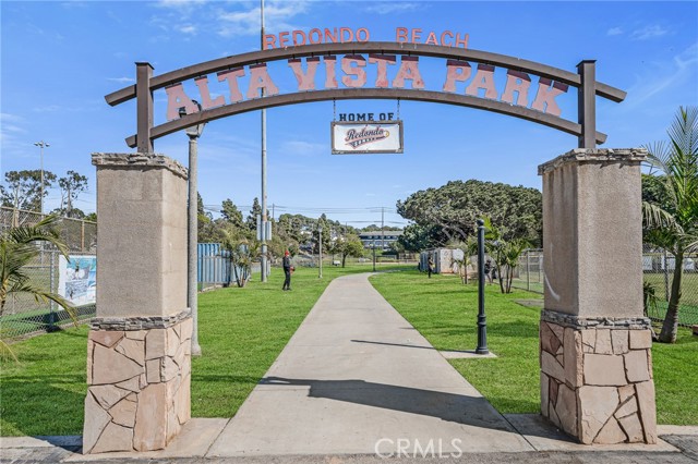 HUGE Alta Vista Park very close by!