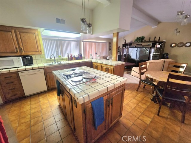 450 Fairway Drive, Palmdale CA: https://media.crmls.org/medias/e4aa6b20-1f41-401b-9493-c07faf9db9f6.jpg