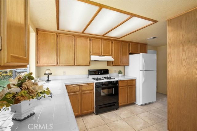 41880 Humber Dr., Temecula CA: https://media.crmls.org/medias/e4aca61e-d6ec-4223-a432-5af77e9dcfac.jpg