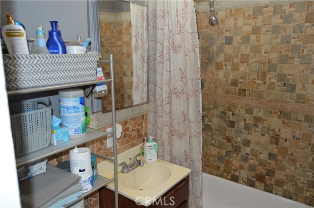13104 Hoyt Street, Pacoima CA: https://media.crmls.org/medias/e4acdf6f-e9ba-456e-8838-2d5357397b88.jpg