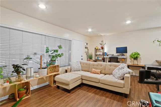 Detail Gallery Image 1 of 10 For 939 E Appleton St #25,  Long Beach,  CA 90802 - 1 Beds | 1 Baths