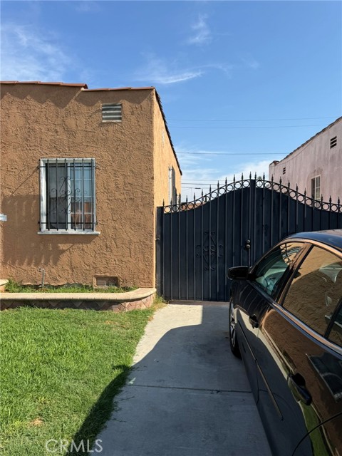1229 E 89th Street, Los Angeles CA: https://media.crmls.org/medias/e4b16a1a-6b24-4e2a-a840-5be89bc478e8.jpg