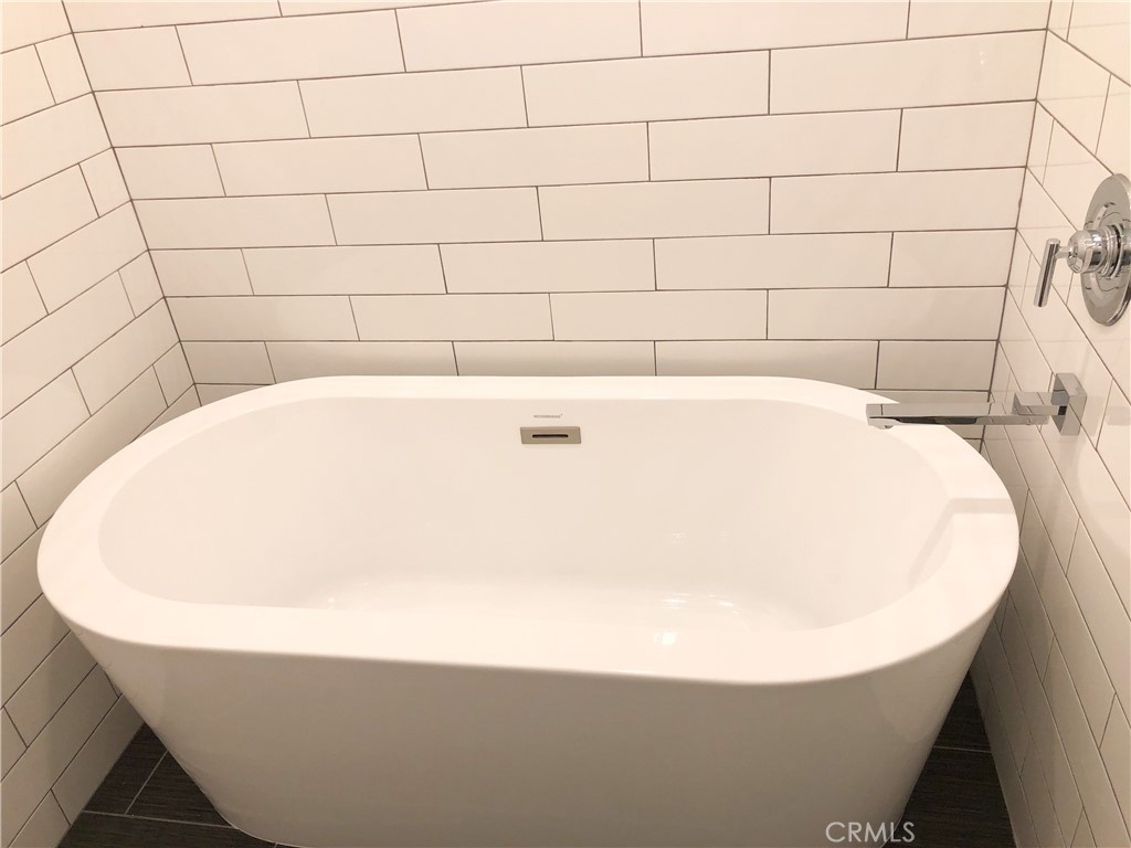 https://media.crmls.org/medias/e4b1ca81-225c-4cd1-a44d-b7c075e88c8e.jpg?preset=X-Large