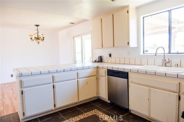 Detail Gallery Image 15 of 55 For 14811 Kingsdale, Apple Valley,  CA 92307 - 3 Beds | 2 Baths