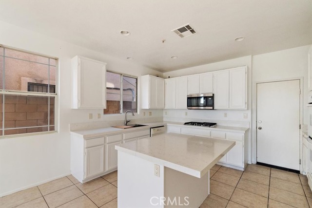 Detail Gallery Image 6 of 32 For 16757 Escalon, Fontana,  CA 92336 - 5 Beds | 3/1 Baths