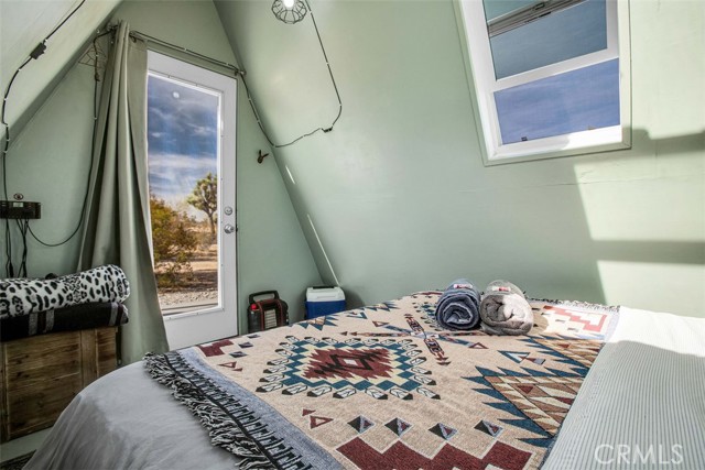 59427 La Crescenta Drive, Yucca Valley CA: https://media.crmls.org/medias/e4b342ea-4c89-4ae0-b131-a7a465b387a6.jpg