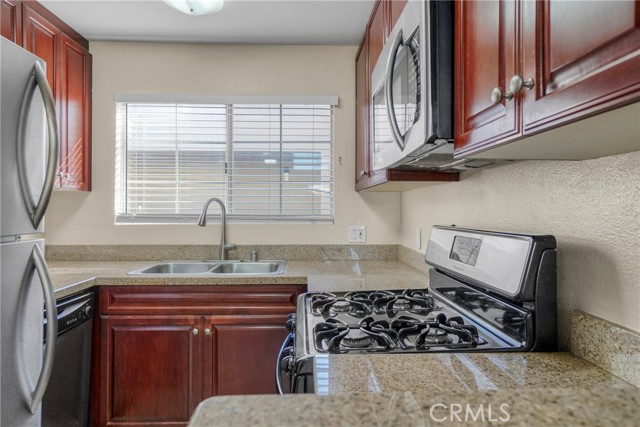 Detail Gallery Image 3 of 20 For 21500 Burbank #310,  Woodland Hills,  CA 91367 - 2 Beds | 2 Baths