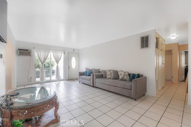 Detail Gallery Image 5 of 28 For 6904 Radford Ave #1,  North Hollywood,  CA 91605 - 2 Beds | 2 Baths