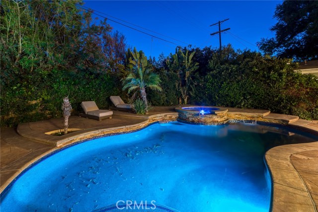Detail Gallery Image 8 of 52 For 12530 Collins St, Valley Glen,  CA 91607 - 6 Beds | 5/1 Baths