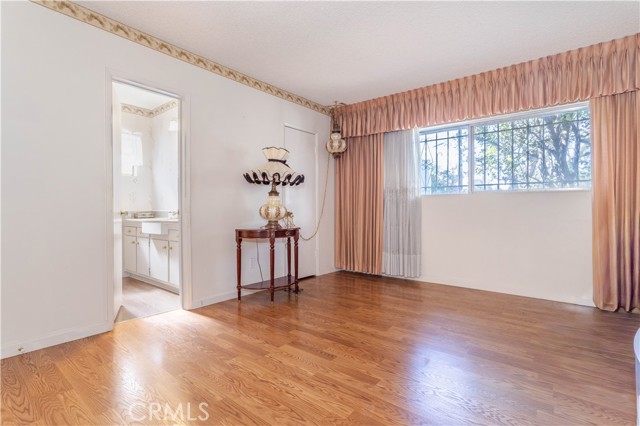 Detail Gallery Image 20 of 34 For 8811 Hayvenhurst Ave, North Hills,  CA 91343 - 4 Beds | 2 Baths