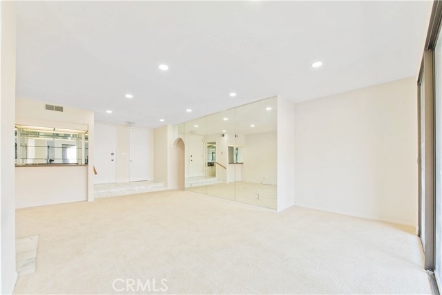 Detail Gallery Image 4 of 26 For 5340 Yarmouth #205,  Encino,  CA 91316 - 2 Beds | 2 Baths