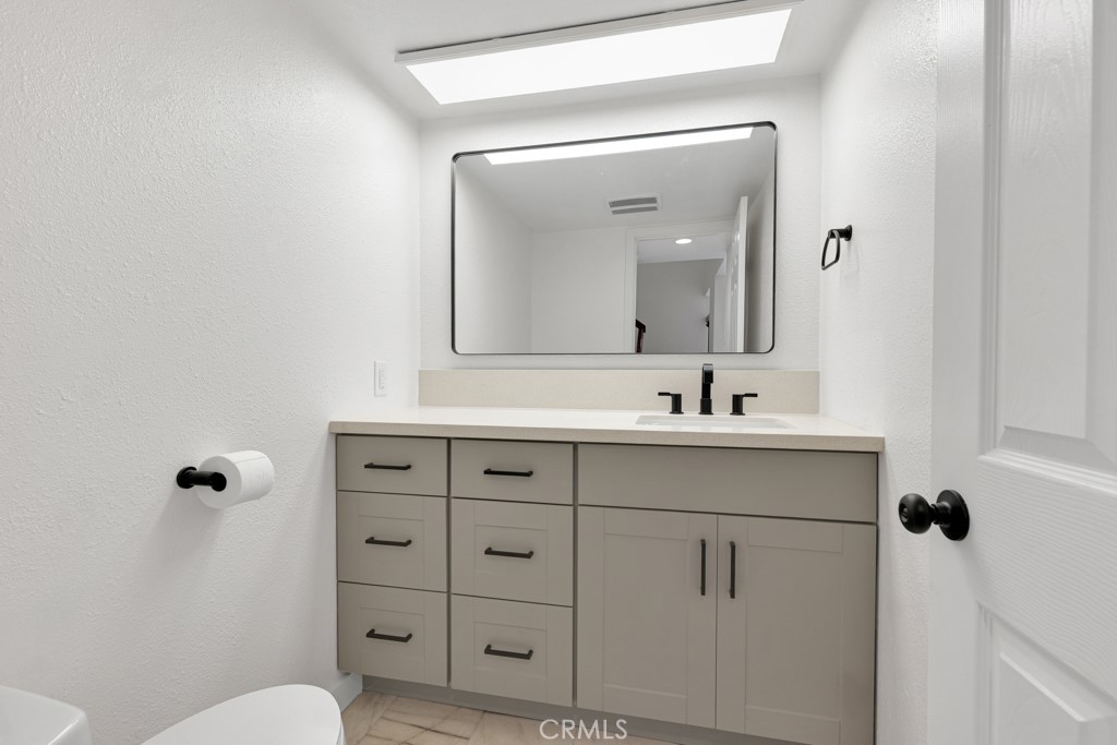 https://media.crmls.org/medias/e4bdc1f6-317f-4031-a18d-83c2b845ac41.jpg?preset=X-Large