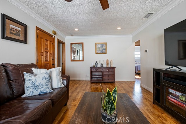 513 E Hillsdale Street, Inglewood CA: https://media.crmls.org/medias/e4bf1f44-0cd0-44fe-80ad-a1cc0ffcdfe0.jpg