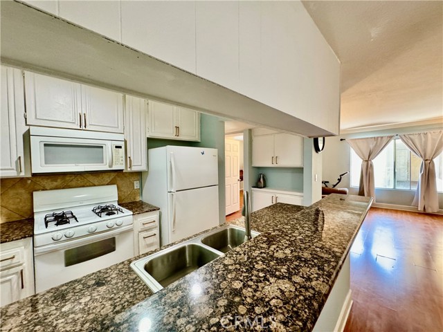 Detail Gallery Image 8 of 12 For 7045 Woodley Ave #211,  Van Nuys,  CA 91406 - 2 Beds | 2 Baths