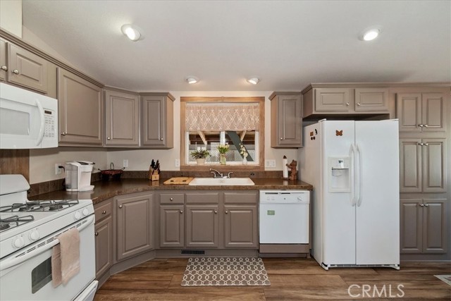 391 Montclair Dr, Big Bear City CA: https://media.crmls.org/medias/e4c3cc37-e910-468a-ad0e-e434a421653b.jpg