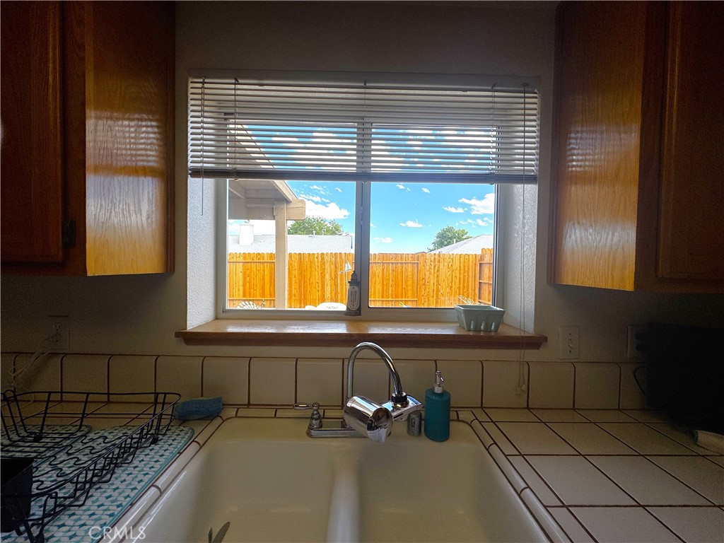 https://media.crmls.org/medias/e4c4278a-eeef-4c29-af3e-078a757082cd.jpg?preset=X-Large