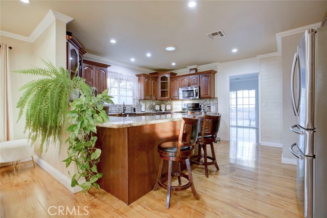 Detail Gallery Image 9 of 33 For 10624 Mcclemont Ave, Tujunga,  CA 91042 - 3 Beds | 3 Baths