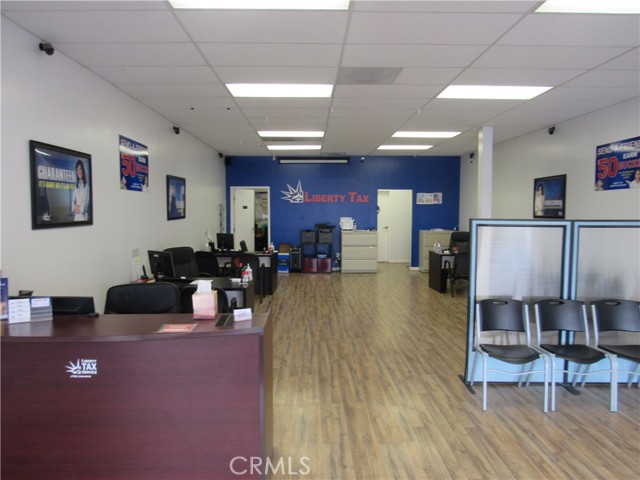 20920 Bear Valley Road, Apple Valley, California 92308, ,Commercial Lease,For Rent,20920 Bear Valley Road,CRHD24232372