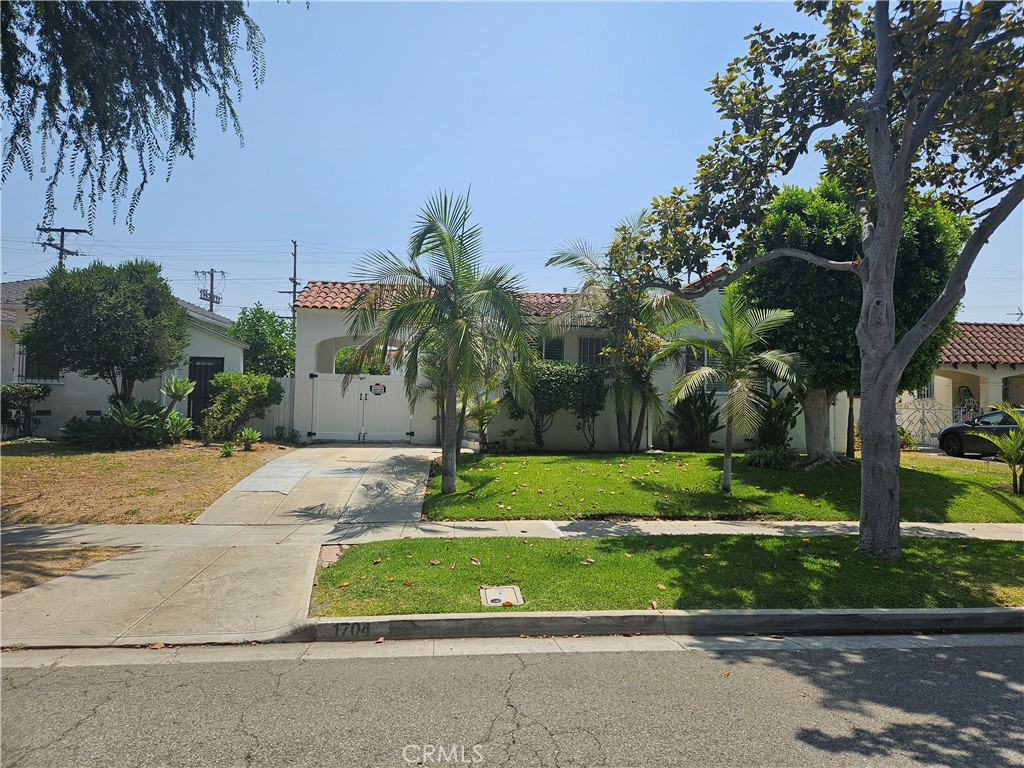 1704 La Golondrina Avenue