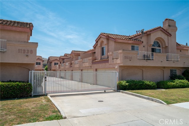 11932 207th Street, Lakewood CA: https://media.crmls.org/medias/e4c8f423-e669-4167-91bf-929e558efe7a.jpg