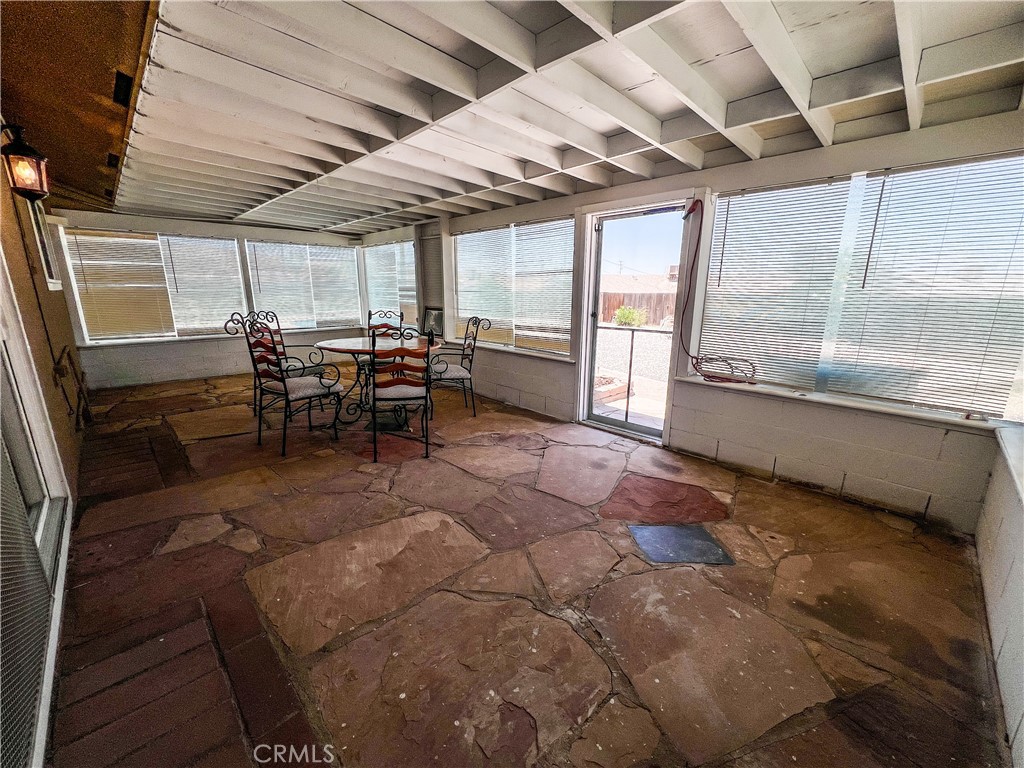 https://media.crmls.org/medias/e4d03b54-f293-46e9-a796-0e7569d0e5ed.jpg?preset=X-Large