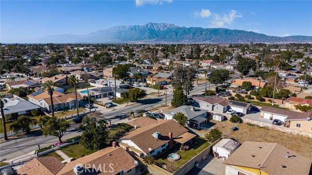 9657 Palmetto Avenue, Fontana, California 92335, 3 Bedrooms Bedrooms, ,2 BathroomsBathrooms,Single Family Residence,For Sale,Palmetto,CV25014650