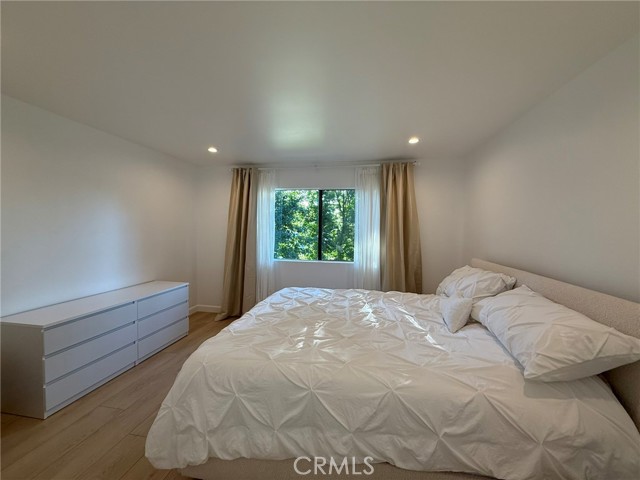 Detail Gallery Image 12 of 27 For 22139 Burbank, Woodland Hills,  CA 91367 - 2 Beds | 2 Baths