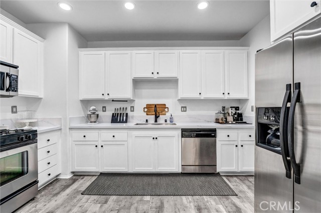 Detail Gallery Image 9 of 28 For 28072 Catherine Dr, Canyon Country,  CA 91351 - 2 Beds | 3 Baths